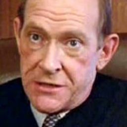 James O'Connell 飾演 Chief Staab