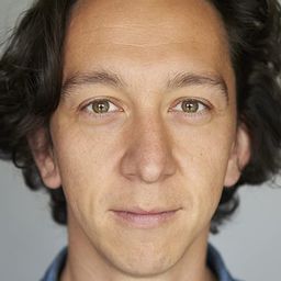 Robin Pearce 飾演 Leo