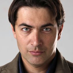 Parsa Pirouzfar 飾演 Dr. Saadat