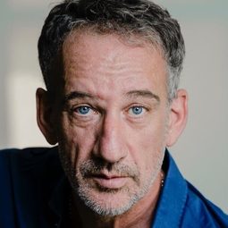 Heio von Stetten 飾演 Oscar