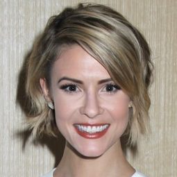 Linsey Godfrey 飾演 Eliza