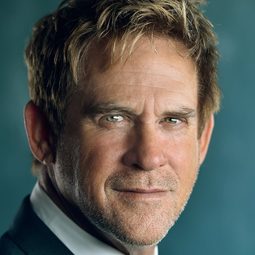Michael Dudikoff 飾演 Chuck
