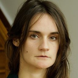 奧蘿爾·布魯坦 飾演 The Educator