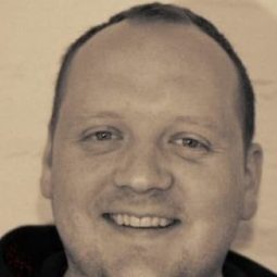 Dag Håvard Engebråten 飾演 Postmannen