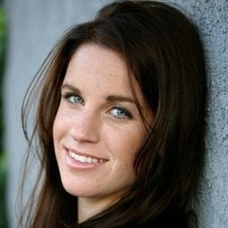 Emily Ann Lloyd 飾演 Brittany Lace