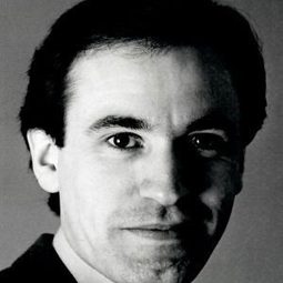 Robin Houston 飾演 