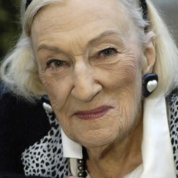 Hélène Duc 飾演 Mona's mother