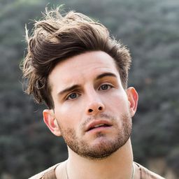Nico Tortorella 飾演 Simon Varner