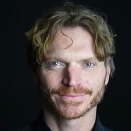 Danny James 飾演 Private Carlisle