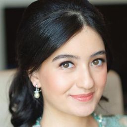 Parisa Shams 飾演 Meirose Remaja