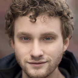 Ian Whitt 飾演 Ian