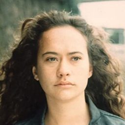 Mamaengaroa Kerr-Bell 飾演 Grace Heke