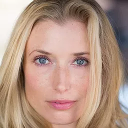 Samantha Coughlan 飾演 Sarah