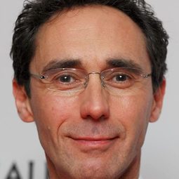 Guy Henry 飾演 Pius Thicknesse