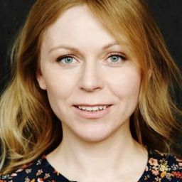 Anna Ewelina 飾演 Mrs. Thaler