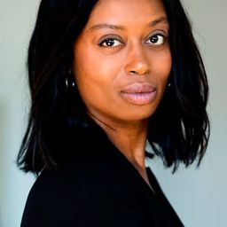 Jacquy Bidjeck 飾演 Fille d'honneur