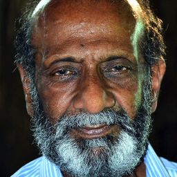 T G Ravi 飾演 Sethu's Grandfather