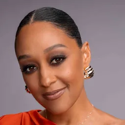 蒂亞·莫瑞 - 聖誕老人亂亂愛演員 飾演Natasha Burton