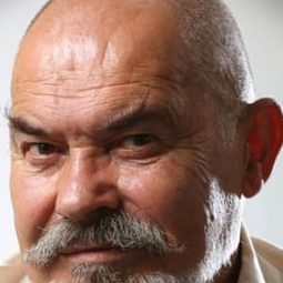 Şener Kökkaya - 沒有圖書館的圖書館長演員 飾演Basri