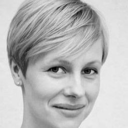 Kirsti Stubø - 大多數人生活在中國演員 飾演Annette (segment 