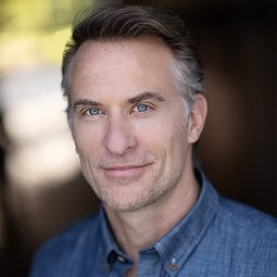 David Whiteley 飾演 Bill Hobart