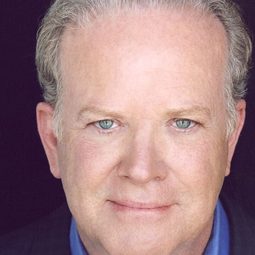 Joe O'Connor 飾演 Daily Sentinel Reporter