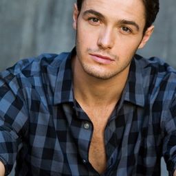 Aaron Dean Eisenberg 飾演 Kyle