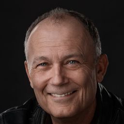 麥克·可普薩 飾演 Makarov