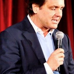 Massimo Molea 飾演 