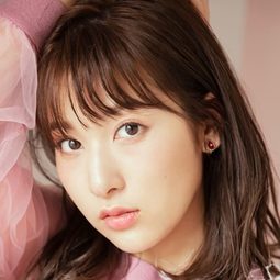 伊波杏樹 飾演 Chika Takami