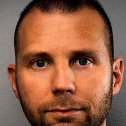 克里斯汀·伊布拉 - 眼簾下的戰影演員 飾演Eva's Father