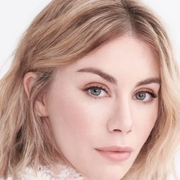 珍妮佛·霍蘭德 - 黑亞當演員 飾演Emilia Harcourt