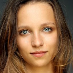 Molly Windsor 飾演 Ruth