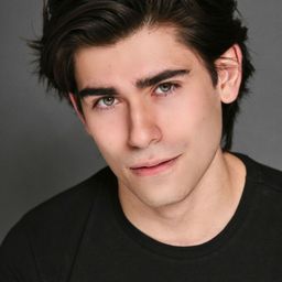 艾米立安諾·佩尼亞 飾演 Fresh