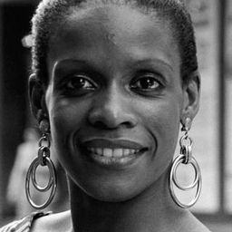 莉莎特·瑪里多 飾演 Grandmother