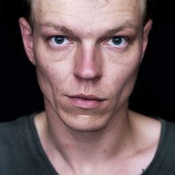 賈錫克·貝勒 飾演 