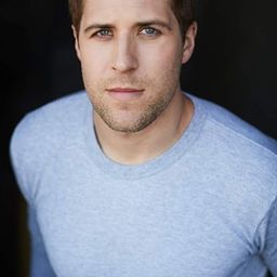 海耶斯·默庫爾 飾演 Jeremy Doss