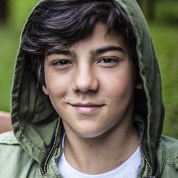 Cauã Martins - 冒牌巨星演員 飾演Junior