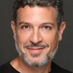 Toprak Sergen 飾演 Serkay