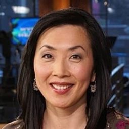Jee-Yun Lee 飾演 News Anchor