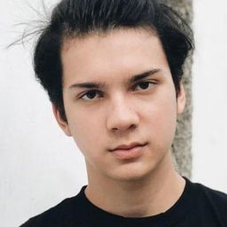 Endy Arfian 飾演 Toni Suwono