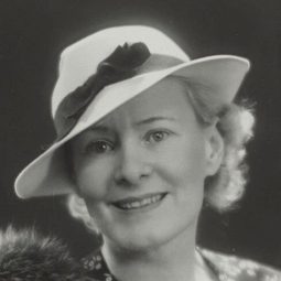 Sara Heyblom 飾演 Old Lady