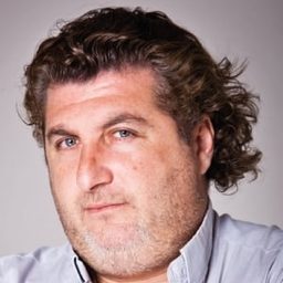 路克·史威茲 飾演 Mario