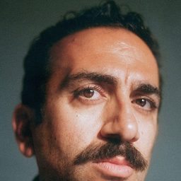 Vahid Mobasseri 飾演 Ghanbar