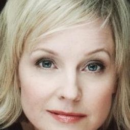 Natalie Radford 飾演 Susan