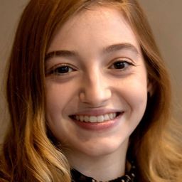 Anna Harr 飾演 Private Diaz