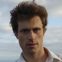 Karl Jacob 飾演 Trevor