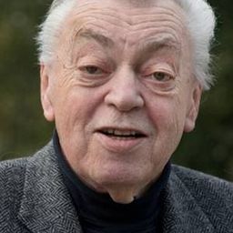 Klaus Ofczarek 飾演 Father-in-Law