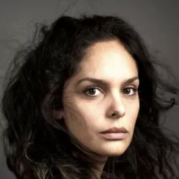 Amaranta Kun - 大鼻子情聖演員 飾演Précieuse