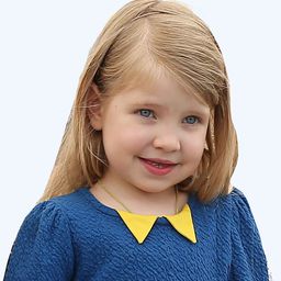 Anna Ferrara 飾演 Girl in the Pink Coat